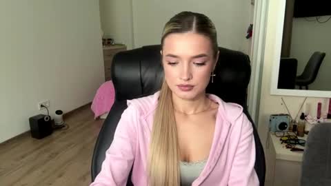 Snapshot of madelenequirk chatting on 07-13-26, 09:34 Alisa online show from 07-13-26, 09:34
