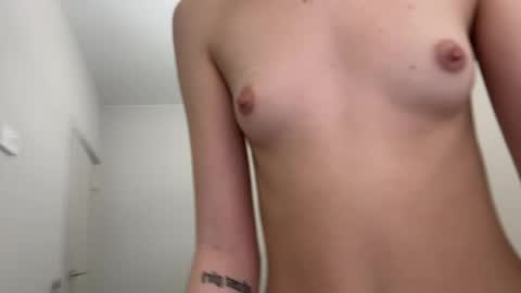 Snapshot of madisonkiss_ chatting on 04-25-26, 01:41 Madison online show from 04-25-26, 01:41