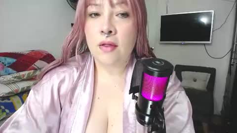 Snapshot of madyson_hof chatting on 06-12-26, 05:28 MADY online show from 06-12-26, 05:28