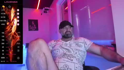 Snapshot of magabear chatting on 06-09-26, 10:27 Magabear online show from 06-09-26, 10:27