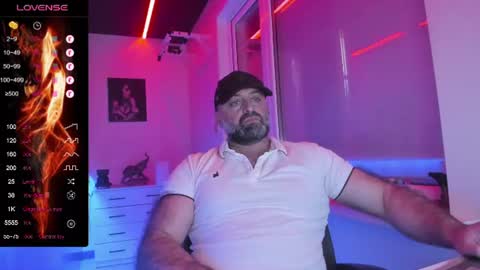 Snapshot of magabear chatting on 06-10-26, 02:23 Magabear online show from 06-10-26, 02:23