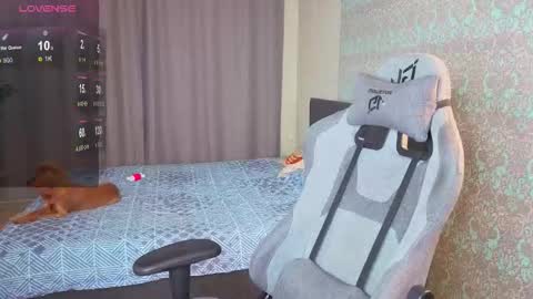 Snapshot of magic_shy chatting on 11-08-25, 02:01 Merry online show from 11-08-25, 02:01