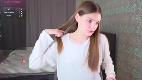 Snapshot of magic_shy chatting on 11-20-25, 01:28 Merry online show from 11-20-25, 01:28