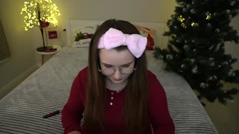 Snapshot of magicpeachhs chatting on 12-09-24, 02:17 Emily online show from 12-09-24, 02:17
