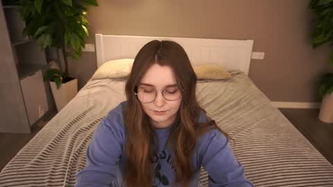 Snapshot of magicpeachhs chatting on 12-12-24, 02:00 Emily online show from 12-12-24, 02:00