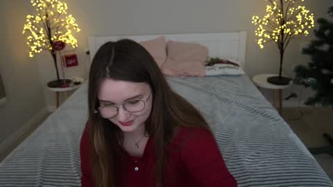 Snapshot of magicpeachhs chatting on 12-17-24, 01:49 Emily online show from 12-17-24, 01:49
