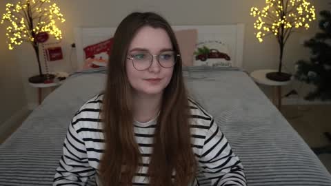 Snapshot of magicpeachhs chatting on 12-18-24, 01:56 Emily online show from 12-18-24, 01:56