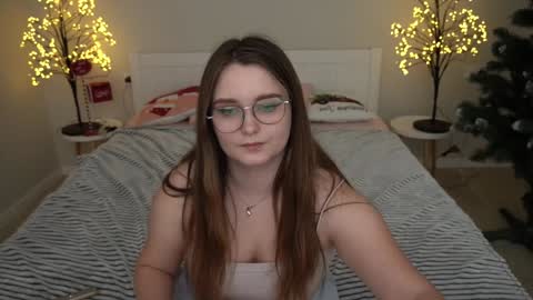 Snapshot of magicpeachhs chatting on 12-18-24, 05:00 Emily online show from 12-18-24, 05:00