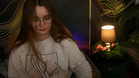 Snapshot of magicpeachhs chatting on 12-19-24, 03:08 Emily online show from 12-19-24, 03:08