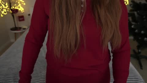 Snapshot of magicpeachhs chatting on 12-20-24, 01:54 Emily online show from 12-20-24, 01:54