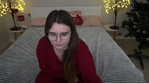 Snapshot of magicpeachhs chatting on 12-20-24, 05:08 Emily online show from 12-20-24, 05:08
