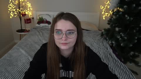 Snapshot of magicpeachhs chatting on 01-02-25, 08:02 Emily online show from 01-02-25, 08:02