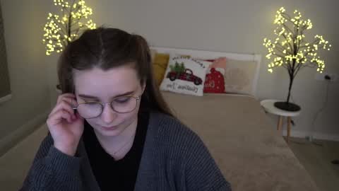 Snapshot of magicpeachhs chatting on 01-06-25, 05:59 Emily online show from 01-06-25, 05:59