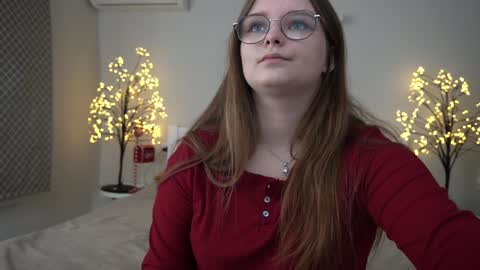 Snapshot of magicpeachhs chatting on 01-13-25, 06:16 Emily online show from 01-13-25, 06:16