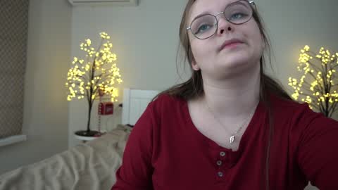 Snapshot of magicpeachhs chatting on 01-13-25, 12:24 Emily online show from 01-13-25, 12:24
