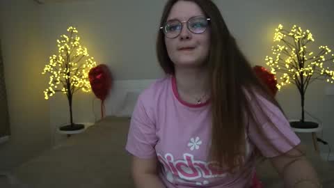 Snapshot of magicpeachhs chatting on 02-28-25, 07:05 Emily online show from 02-28-25, 07:05