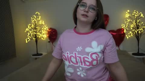 Snapshot of magicpeachhs chatting on 02-28-25, 04:42 Emily online show from 02-28-25, 04:42