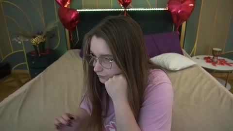 Snapshot of magicpeachhs chatting on 03-03-25, 06:44 Emily online show from 03-03-25, 06:44