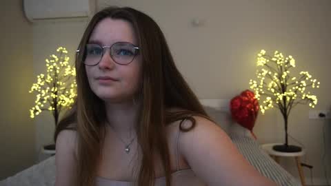 Snapshot of magicpeachhs chatting on 03-05-25, 06:54 Emily online show from 03-05-25, 06:54