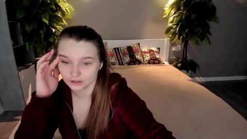 Snapshot of magicpeachhs chatting on 09-19-25, 12:39 Emily online show from 09-19-25, 12:39