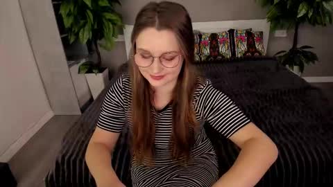 Snapshot of magicpeachhs chatting on 10-15-25, 12:27 Emily online show from 10-15-25, 12:27