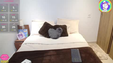 Snapshot of maiaa_evans chatting on 09-15-25, 04:01 t online show from 09-15-25, 04:01