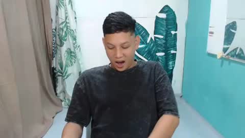 Snapshot of makehugecock chatting on 10-27-25, 08:13 makehugecock online show from 10-27-25, 08:13