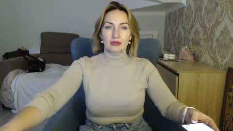 Snapshot of mallinia chatting on 12-15-25, 12:53 mallinia online show from 12-15-25, 12:53