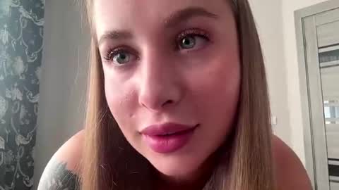 Snapshot of maniebellehumeur chatting on 06-11-26, 12:14 Alice online show from 06-11-26, 12:14