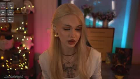 Snapshot of manifreyja chatting on 04-27-26, 08:40 Amelie online show from 04-27-26, 08:40