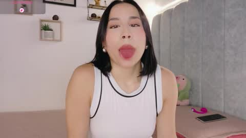 Snapshot of manu_montoya_ chatting on 05-23-26, 04:11 Manu online show from 05-23-26, 04:11