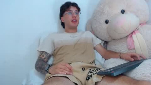 Snapshot of manuelr77 chatting on 05-12-26, 09:01 Manuel online show from 05-12-26, 09:01