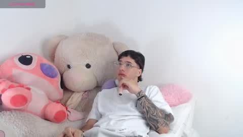 Snapshot of manuelr77 chatting on 05-15-26, 10:50 Manuel online show from 05-15-26, 10:50