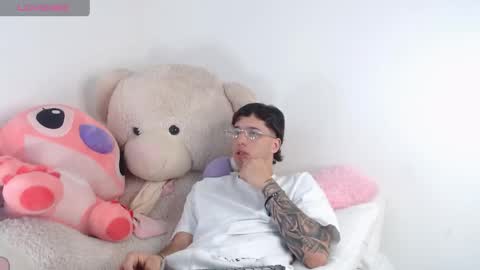 Snapshot of manuelr77 chatting on 05-15-26, 11:12 Manuel online show from 05-15-26, 11:12