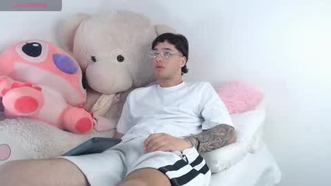Snapshot of manuelr77 chatting on 05-16-26, 12:07 Manuel online show from 05-16-26, 12:07