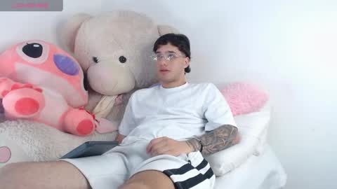 Snapshot of manuelr77 chatting on 05-16-26, 12:18 Manuel online show from 05-16-26, 12:18