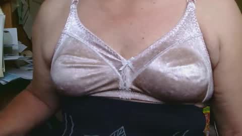 Snapshot of manwithboobs chatting on 09-18-25, 06:32 manwithboobs online show from 09-18-25, 06:32