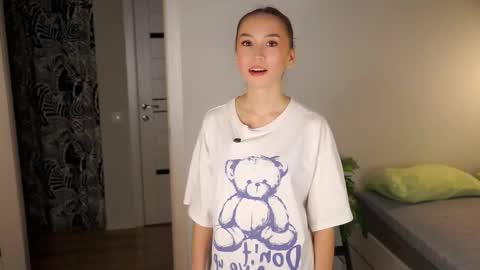 Snapshot of maragretchealsea chatting on 10-13-25, 04:45 Eva online show from 10-13-25, 04:45