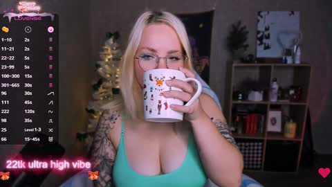 Snapshot of marcelinepeach chatting on 12-19-24, 08:23 Sara online show from 12-19-24, 08:23