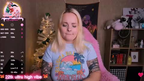 Snapshot of marcelinepeach chatting on 01-03-25, 01:36 Sara online show from 01-03-25, 01:36