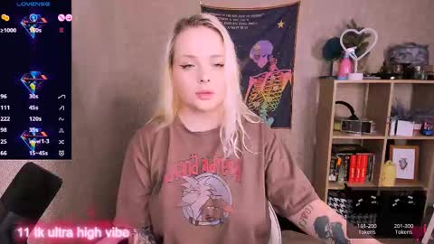 Snapshot of marcelinepeach chatting on 02-18-25, 01:22 Sara online show from 02-18-25, 01:22