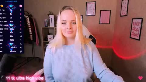 Snapshot of marcelinepeach chatting on 02-20-25, 02:35 Sara online show from 02-20-25, 02:35