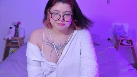 Snapshot of marcy_grey chatting on 02-21-25, 04:18 danna online show from 02-21-25, 04:18