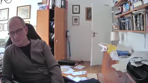 Snapshot of marginalie chatting on 02-20-25, 10:05 marginalie online show from 02-20-25, 10:05