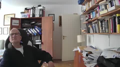 Snapshot of marginalie chatting on 09-18-25, 09:00 marginalie online show from 09-18-25, 09:00