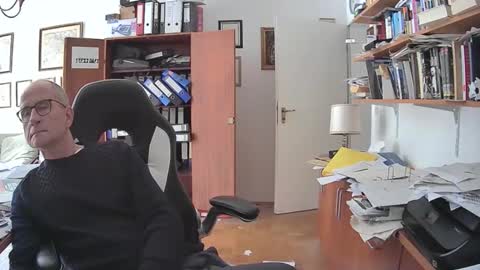 Snapshot of marginalie chatting on 10-26-25, 09:48 marginalie online show from 10-26-25, 09:48