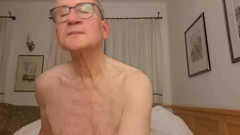 Snapshot of marginalie chatting on 12-15-25, 04:33 marginalie online show from 12-15-25, 04:33