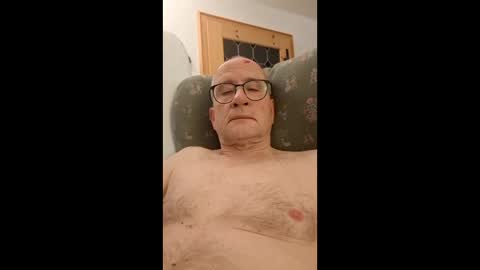 Snapshot of marginalie chatting on 12-18-25, 07:14 marginalie online show from 12-18-25, 07:14