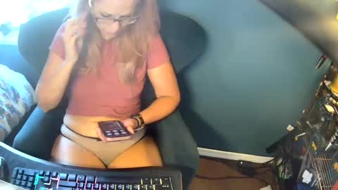 Snapshot of margolane chatting on 09-17-25, 12:51 Elle online show from 09-17-25, 12:51