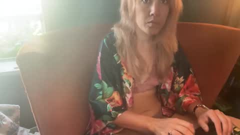 Elle online show from 10-27-25, 03:05